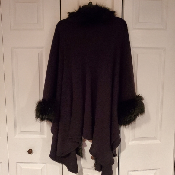 Elegant faux fur capelet - Picture 3 of 4